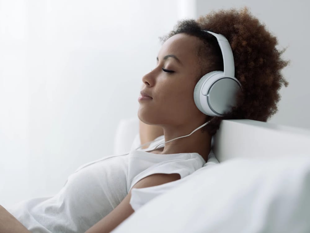 Mãe relaxando escutando uma música. Cuidar da saúde mental é essencial para conseguirmos equilibrar todas as demandas do dia a dia.