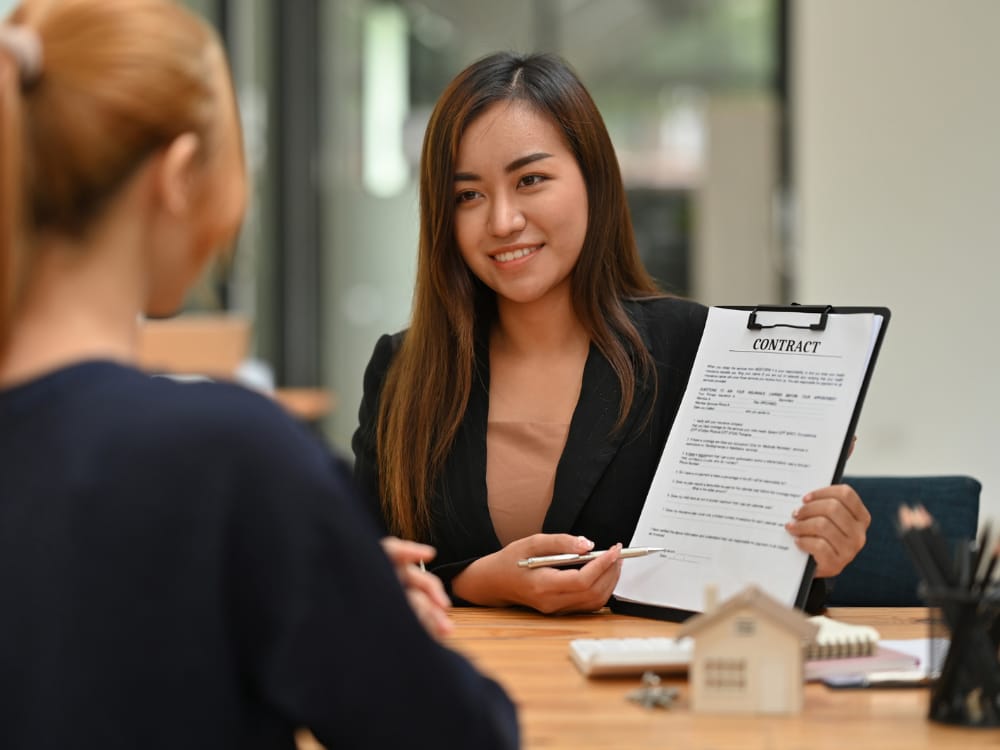 profissional assinando um contrato com a empresa