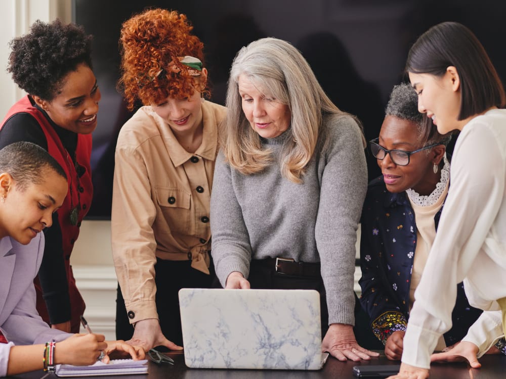 Empreender após os 40 anos. Foto de mulheres empreendedoras planejando um negócio.