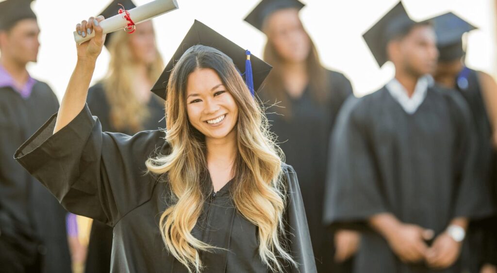 mulher mostrando seu certificado de graduação com orgulho