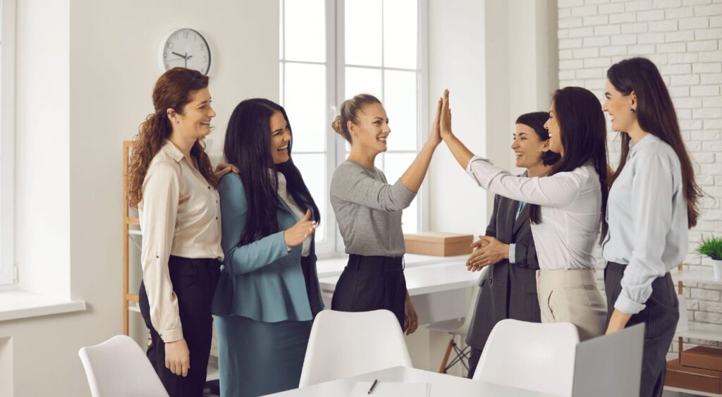 grupo de mulheres fazendo networking