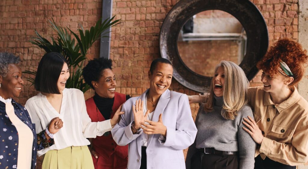 Grupo de mulheres celebrando empoderamento financeiro.